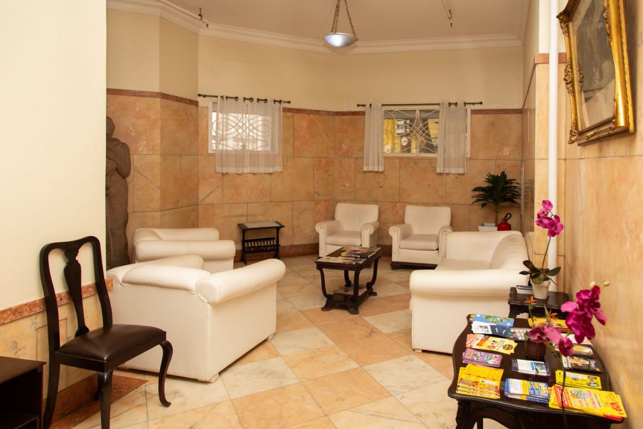 Sala de estar da recepção do Hotel Carioca